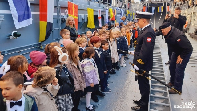 To nie był zwykły apel: pokład wojennego okrętu, a na nim pierwszoklasiści Szkoły Podstawowej im. Marynarki Wojennej w Świnoujściu. Przy pomocy prawdziwego pałasza zostali pasowani na uczniów.