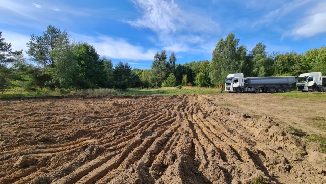 Po niecałym miesiącu od przekazania placu budowy widoczny jest już nowy ślad budowanej ul. Świętochowskiego.