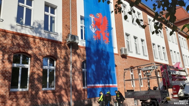 6 metrów szerokości i długość trzech kondygnacji. To rozmiary flagi z herbem Świnoujścia, która pojawiła się na budynku urzędu miasta. To nie jedyne dekoracje, jakie zdobią wyspy.