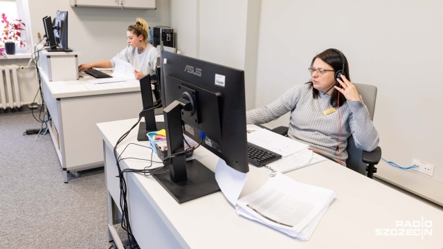 Mija pierwszy rok funkcjonowania Centralnej Rejestracji Telefonicznej Szpitala Wojewódzkiego w Szczecinie. Telefony odbierają rejestratorki pracujące w placówkach w Zdunowie i przy Arkońskiej. W ciągu roku takich telefonów było w sumie 120 tysięcy.