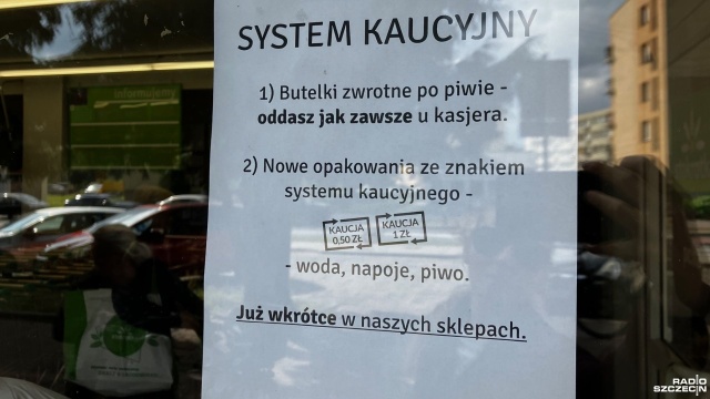 System kaucyjny w teorii ruszył z początkiem października. W praktyce wygląda to nieco inaczej. Znalezienie na sklepowych półkach butelek ze specjalnym oznaczeniem umożliwiającym ich zwrot, w tej chwili graniczy z cudem.