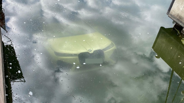 Samochód elektryczny marki BMW stoczył się do wody w marinie w Dziwnowie przy ul. Żeromskiego.