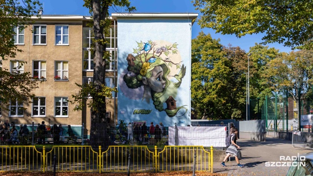 Mają zachęcać do dbania o przyrodę i same w tym uczestniczą. Na fasadzie Szkoły Podstawowej nr 46 w Szczecinie odsłonięto dwa murale.