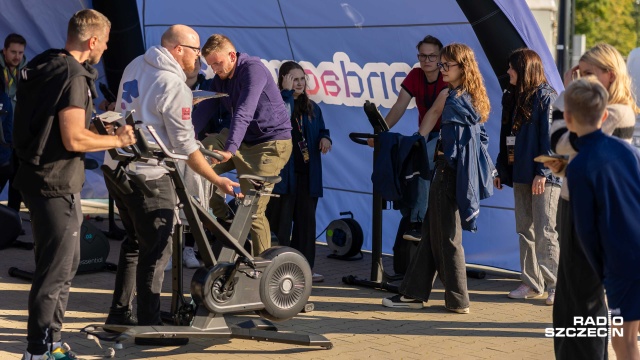 Od godziny 15.30 biorą w niej udział nie tylko młodzi piłkarze, ale także kibice Pogoni Szczecin. Do godziny 20.30 mogą oni, na rowerze stacjonarnym, pokonywać kolejne kilometry.