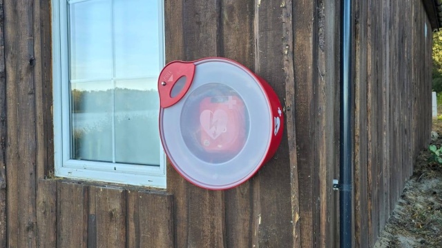 Choć już po sezonie, to na plaży Słonecznej, nad Jeziorem Pile w Bornem Sulinowie, pojawił się defibrylator AED.