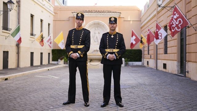 27 nowych gwardzistów Papieskiej Gwardii Szwajcarskiej złoży w sobotę przysięgę wierności i lojalności papieżowi Leonowi XIV oraz jego następcom. Służba zakłada, że w obronie papieża będą gotowi poświęcić życie. Uroczysta przysięga odbywa się zazwyczaj w maju. Tegoroczną, wyjątkowo przesunięto na dzień Świętego Franciszka.