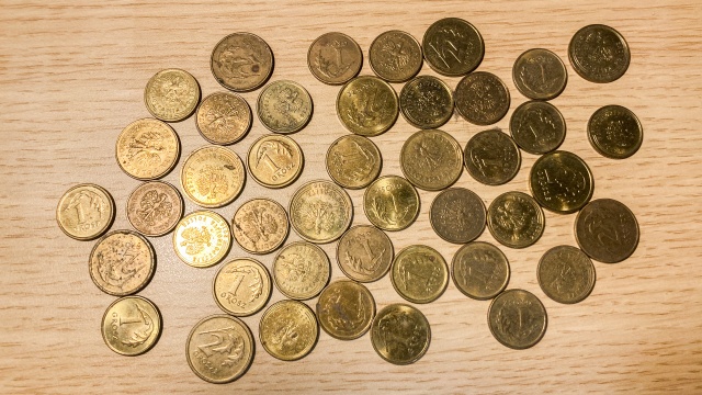 Co kilka lat w przestrzeni publicznej powraca temat likwidacji monet nominałów jedno i dwu - groszowych. W tej sprawie pojawiła się ostatnio petycja, którą anonimowy autor złożył do kancelarii prezydenta. Oprócz rezygnacji z obu monet, petycja zakłada również zaokrąglenie kwot do pięciu groszy.