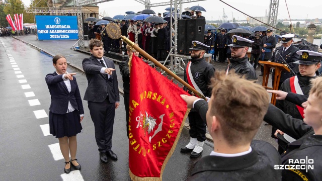 Przyszli nawigatorzy, mechatronicy czy geodeci zostali uroczyście przyjęci w poczet studentów Politechniki Morskiej w Szczecinie.