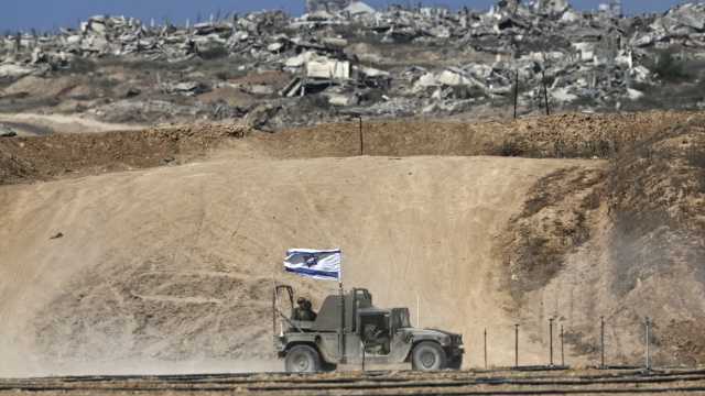 Negocjatorzy z Izraela i z Hamasu są już w Szarm el-Szejk. W egipskim kurorcie mają rozpocząć się prowadzone przez pośredników rozmowy o zawieszeniu broni w Gazie. Eksperci twierdzą, że szanse na zakończenie wojny w Gazie są znacznie większe niż do tej pory.