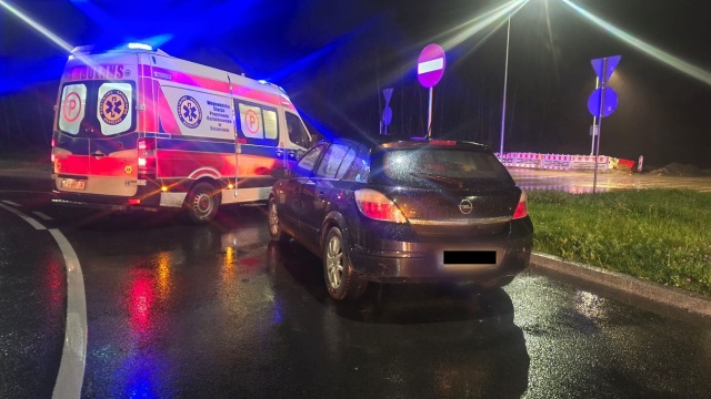 Ratownicy medyczni zatrzymali nietrzeźwego kierowcę na ulicy Szczecińskiej w Koszalinie. Mężczyzna prowadził Opla, jadąc od krawędzi do krawędzi jezdni.