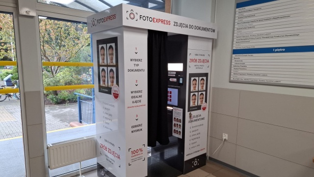 Ma być wygodniej i szybciej. W Starostwie Powiatowym w Policach stanęła samoobsługowa fotobudka do wykonywania zdjęć biometrycznych.