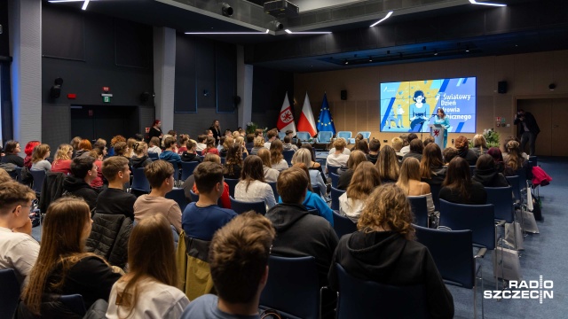 Gdzie szukać wsparcia w momentach kryzysowych Co robić, by zachować na co dzień równowagę psychiczną Jak radzić sobie z hejtem Odpowiedzi na te pytania szukali uczestnicy konferencji Zdrowa Głowa - młodzież o psychice zorganizowanej w Urzędzie Marszałkowskim w Szczecinie.