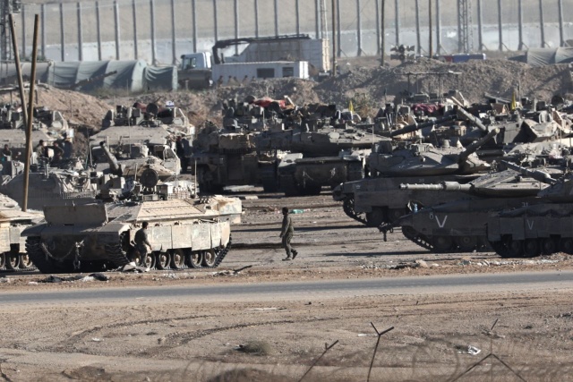 Siły izraelskie wycofują się z niektórych obszarów Strefy Gazy - poinformowała palestyńska obrona cywilna. Rozejm w Strefie Gazy właśnie wszedł w życie - poinformowała z kolei izraelska armia.