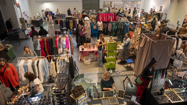 Moda, biżuteria, rzemiosło - ponad 50 polskich wystawców na dwóch kondygnacjach Trafostacji Sztuki. Trwa II szczecińska edycja Targów Dobrego Designu.