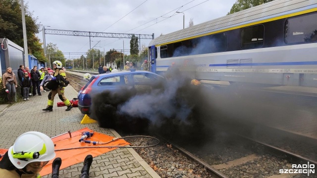 Samochód osobowy nie zatrzymał się do kontroli drogowej, a w czasie ucieczki przed policją wjechał wprost pod nadjeżdżający pociąg - to tylko scenariusz ćwiczeń, jakie przeprowadziły służby ratunkowe w Kołobrzegu.