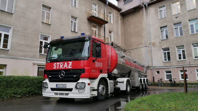 Zachodniopomorscy strażacy nadal dostarczają wodę mieszkańcom Wałcza i okolic. To z powodu skażenia sieci wodociągowej bakterią E. coli.