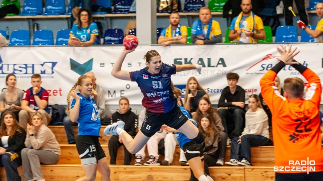 Piłkarki ręczne SPR Pogoni przegrały z liderem z Żor 23:28. Szczecinianki zmierzyły się z MTS-em Żory w piątej kolejce rozgrywek.