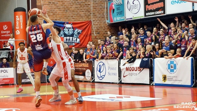 Energa Czarni Słupsk wygrali z Kingiem Szczecin 101:76 (25:19, 27:18, 17:22, 32:17) w meczu 3. kolejki ekstraklasy koszykarzy.