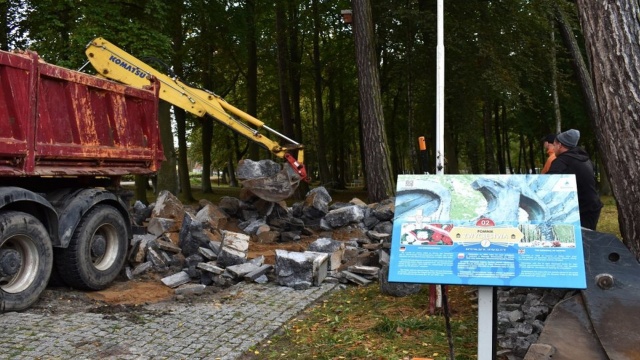 Wznowiono prace przy renowacji pomnika w Dziwnowie. Chodzi o monument ku czci żołnierzy polskich poległych w 1945 roku w walkach na Mierzei Dziwnowskiej.