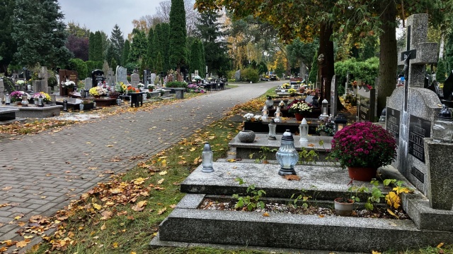 Do Wszystkich Świętych pozostały jeszcze 3 tygodnie. Na świnoujskim cmentarzu już trwają porządki.