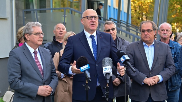 Politycy PiS protestują przeciw likwidacji terenowych oddziałów centrum krwiodawstwa w Gryficach i Świnoujściu. Ocenili, że to narażanie zdrowia pacjentów. Dyrektor centrum podała, że pierwsze krwiobusy przyjechały do tych miast już w piątek i poniedziałek. Dodała, że oba oddziały przynosiły straty.