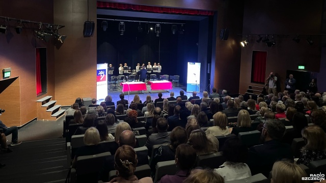 Prawie 190 nauczycieli i dyrektorów szkół ze Szczecina odebrało Nagrody Prezydenta Miasta. Z okazji Dnia Edukacji Narodowej w Teatrze Lalek Pleciuga rozdane zostały wyróżnienia dla najlepszych pedagogów.