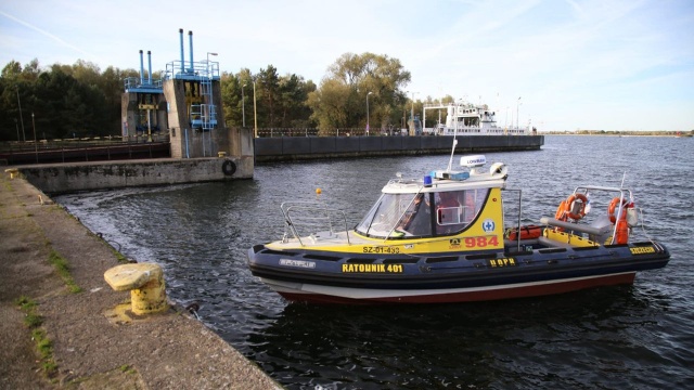 Ratownicy WOPR odnaleźli zatopiony samochód przy przeprawie Karsibór w Świnoujściu. Poszukiwania prowadzono na prośbę policji.