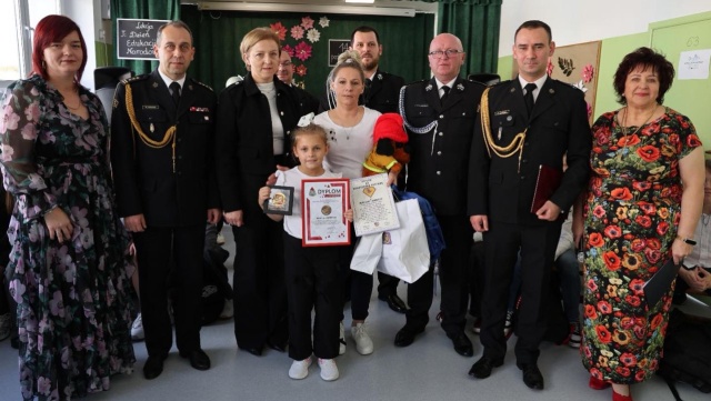 8-letnia Marcelina z Cedyni otrzymała odznakę Iuvenis Forti za odwagę podczas wichury.