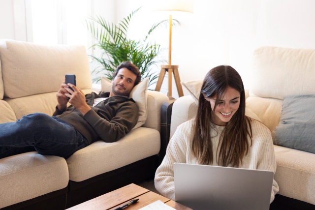 W domu jednorodzinnym potrzebujemy stabilnego i szybkiego internetu do pracy, nauki i rozrywki, a technologie LTE i 5G osiągają coraz lepsze parametry. Czy internet mobilny może być zatem dobrą alternatywą dla światłowodu Sprawdzamy