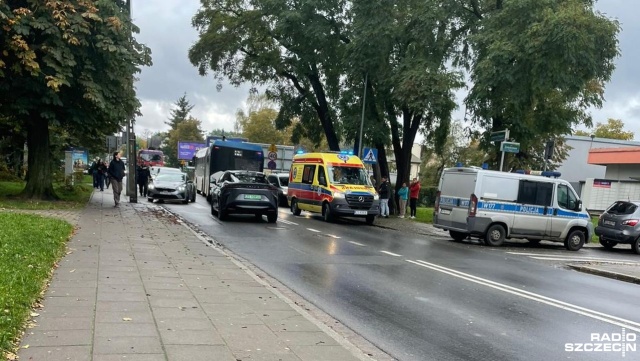 Potrącenie pieszej przez samochód osobowy na ulicy Batalionów Chłopskich w Szczecinie.