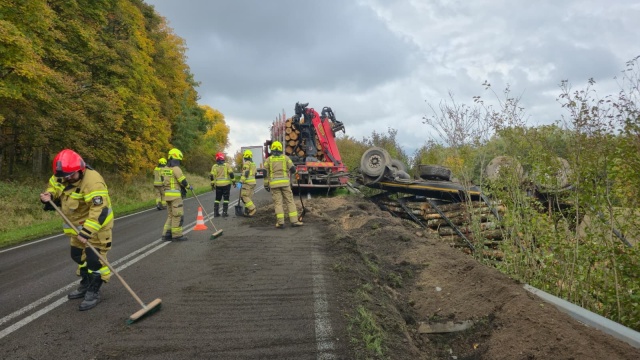 Na drodze wojewódzkiej nr 151 między Węgorzynem a Łobzem przewróciła się przyczepa ciężarówki z drewnem.
