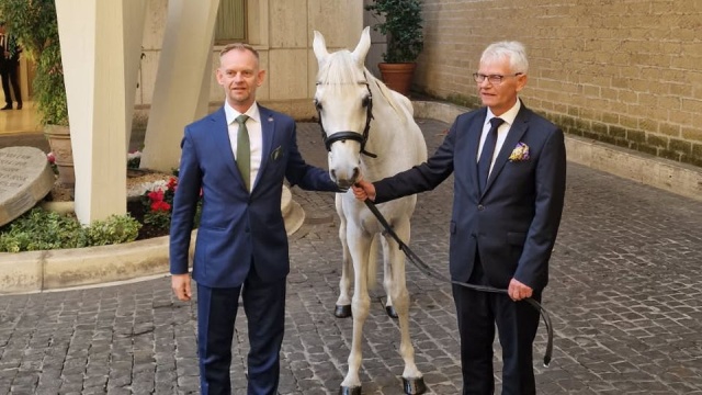 Leon XIV odebrał białego konia przekazanego przez stadninę koni w Budzistowie.