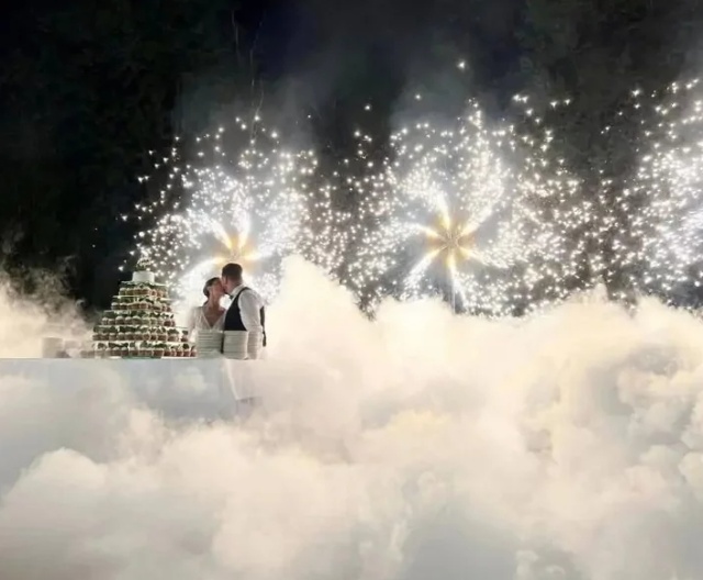 Pierwszy taniec to jeden z najbardziej emocjonujących momentów każdego wesela - symboliczne rozpoczęcie wspólnej drogi małżeńskiej. W tym wyjątkowym momencie wszystkie spojrzenia skupione są na Parze Młodej, a odpowiednia oprawa potrafi zamienić tę chwilę w prawdziwe widowisko. Coraz większą popularnością cieszy się fontanna iskier na pierwszy taniec, czyli efekt specjalny, który dodaje uroczystości magii i elegancji.