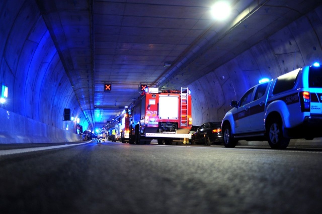 Ważna informacja dla kierowców, którzy pokonują świnoujski tunel łączący wyspy Uznam i Wolin. W związku z planowanymi ćwiczeniami służb ratowniczych dzisiejszej nocy przejazd z prawobrzeżnej na lewobrzeżną część Świnoujścia nie będzie możliwy.