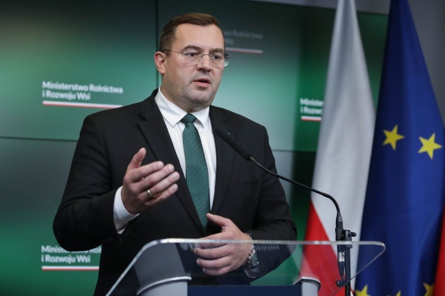 Utrzymujące się niskie ceny skupu, rynkowa nadprodukcja i wizja dodatkowego importu ze Wschodu oraz Ameryki Południowej w kolejnym sezonie. Między innymi o tych problemach i wyzwaniach rozmawiano w czwartek w gmachu Ministerstwa Rolnictwa z szefem resortu Stefanem Krajewskim.