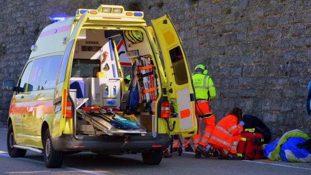 Jedna osoba nie żyje, kilkanaście jest rannych po wypadku z udziałem trzech polskich pojazdów w Austrii.