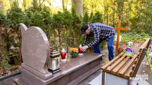 Na Cmentarzu Centralnym nie brakuje mieszkańców sprzątających groby swoich bliskich. Są też stoiska ze zniczami i kwiatami.