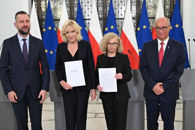 To projekt kompromisowy, który ma ułatwić życie - mówią przedstawiciele koalicji. Politycy Lewicy i PSL-u przedstawili w Sejmie projekt ustawy o statusie osoby najbliższej.