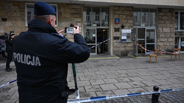 Policja prowadzi dochodzenie w sprawie próby podpalenia biura poselskiego Platformy Obywatelskiej w Warszawie. W piątek po południu dwóch sprawców zamierzało rzucić koktajlem Mołotowa w budynek. Nikomu nic się nie stało.