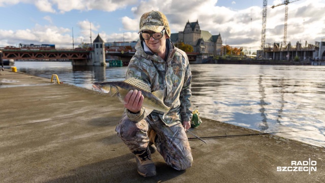 Jesień w pełni - wędkarze nie powiedzieli jeszcze ostatniego słowa. Korzystając z pięknej pogody licznie stawili się na szczecińskich bulwarach.