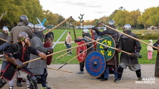 Walki wczesnośredniowieczne na szczecińskich Jasnych Błoniach grupy rekonstruktorskie zebrały się w parku na wspólnym treningu.