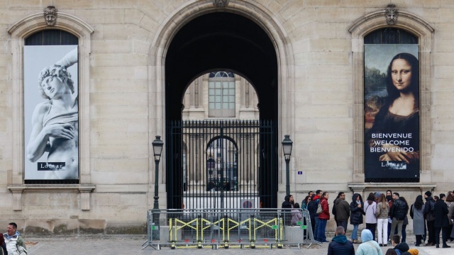 Według najnowszych informacji podawanych przez francuską prasę, złodzieje, którzy weszli do Luwru, mieli ukraść dziewięć z 23 eksponatów z kolekcji biżuterii Napoleona i cesarzowej.