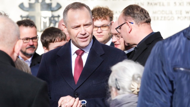 Prezydent Karol Nawrocki nie zgodzi się, żeby poprzez nowe rozwiązania budować alternatywę dla małżeństwa. W ten sposób szef gabinetu prezydenta Paweł Szefernaker odniósł się do projektu ustawy PSL i Lewicy o statusie osoby najbliższej w związku.