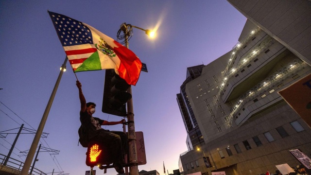 Siedem milionów ludzi zgromadziły w Stanach Zjednoczonych weekendowe protesty przeciw działaniom administracji Donalda Trumpa. Fala demonstracji rozlała się po wielu innych częściach świata.