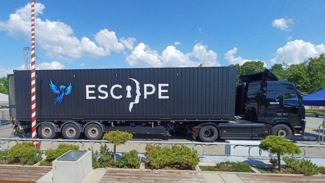 Policyjny Escape Truck ma ostrzegać przed współczesnym niewolnictwem [ZDJĘCIA]