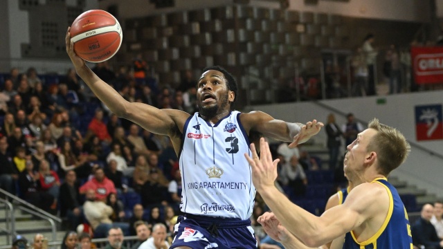 Koszykarze Kinga Szczecin nie zawiedli swoich kibiców i odnieśli zwycięstwo w pierwszym meczu we własnej hali w tym sezonie Orlen Basket Ligi. Szczecinianie na zakończenie czwartej kolejki rozgrywek pokonali Stal Ostrów Wielkopolski 97:72.