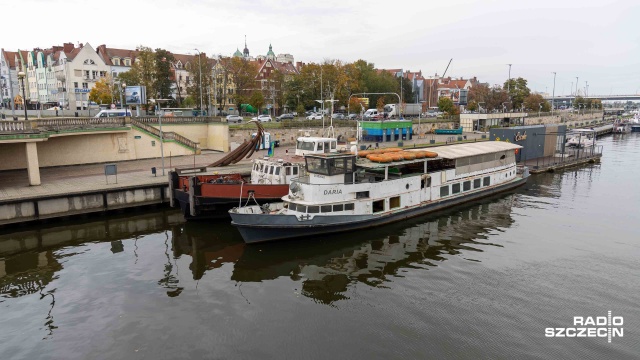 Statek pasażerski i lodołamacz od wielu lat cumują na lewym brzegu Odry w okolicy Mostu Długiego w Szczecinie. Chodzi o jednostki Daria i Konrad. Statki są w opłakanym stanie. W poniedziałek w godzinach popołudniowych na Darii wybuchł pożar.