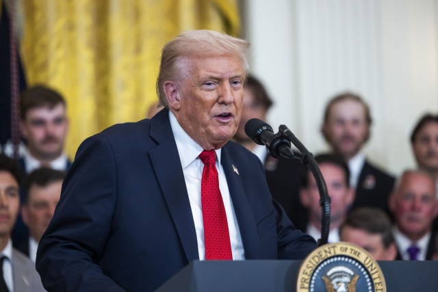 Donald Trump ostrzega Hamas przed możliwą interwencją zbrojną w Strefie Gazy. Prezydent USA w mediach społecznościowych zadeklarował, że ma poparcie w tej sprawie państw Bliskiego Wschodu.