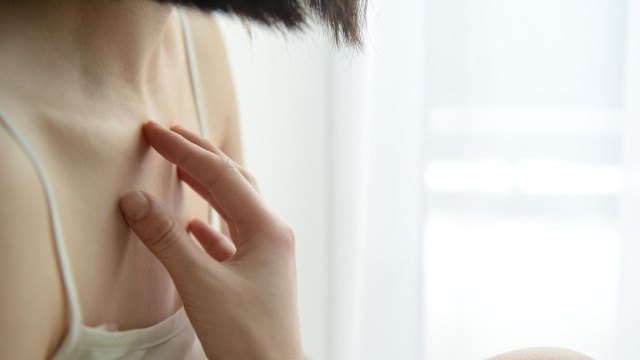 Skóra jest największym organem człowieka i należy o nią dbać o każdej porze roku. Jesienią największym problemem jest suchość powietrza, wynikająca z ogrzewania, w połączeniu z zimnem na zewnątrz.