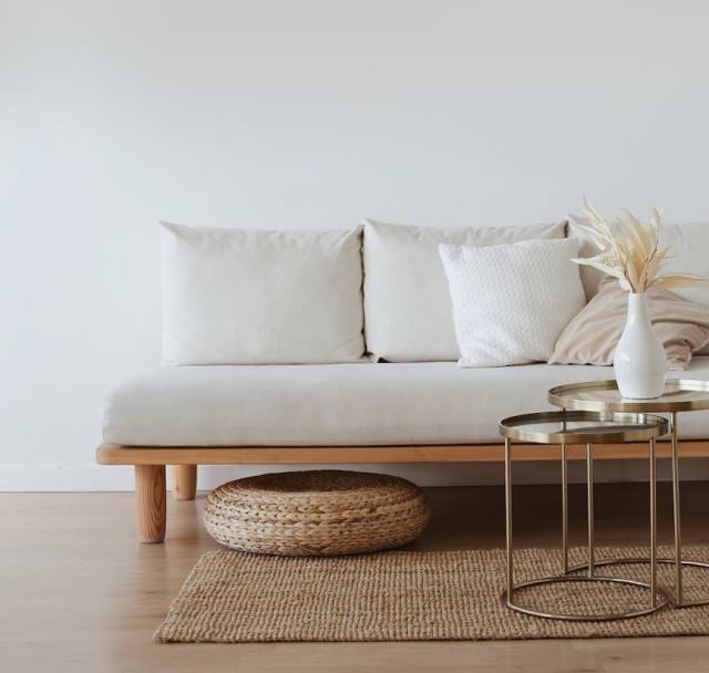 Czyste powietrze w domu to nie luksus, lecz codzienny komfort, który coraz częściej bierzemy pod uwagę urządzając mieszkanie. Oczyszczacz powietrza pomaga pozbyć się kurzu, alergenów i smogu, ale żeby działał skutecznie, musi być dobrze dopasowany do przestrzeni i potrzeb domowników. Sprawdź, na co zwrócić uwagę, zanim wybierzesz swój pierwszy model.